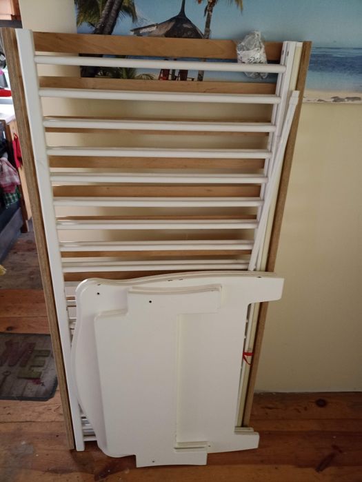 Łóżeczko dziecięce białe.