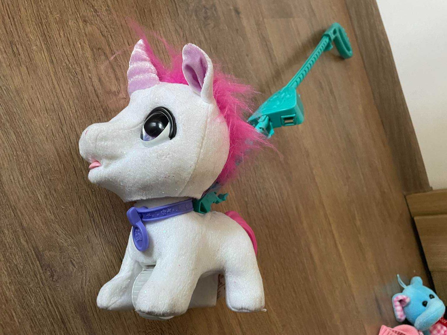 Furreal Friends jednorożec na smyczy