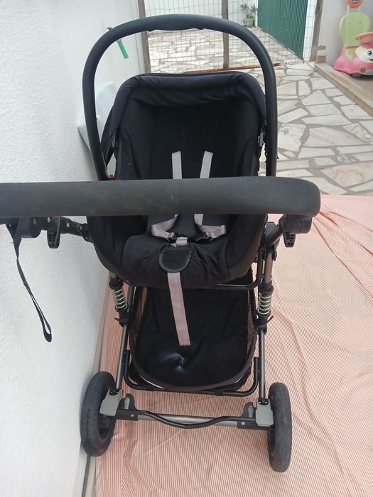 Carrinho com ovo e muda fraldas tudo 5 euros.