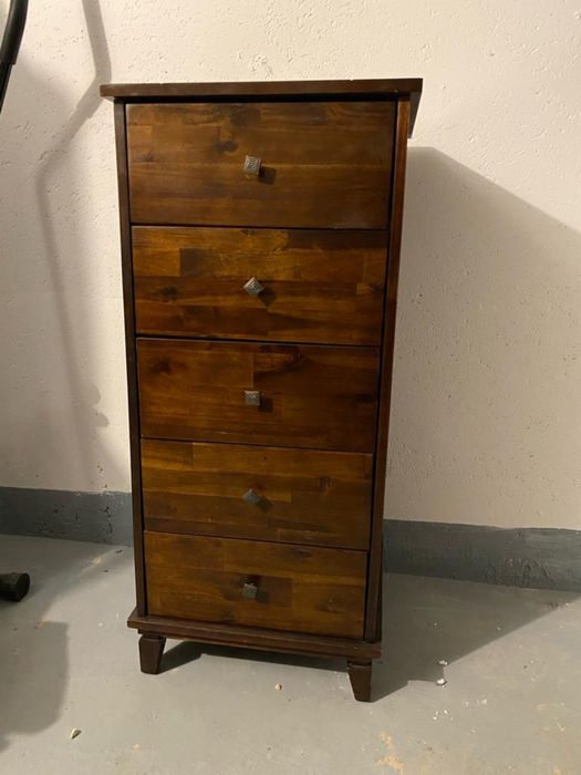 Drewniana komoda z 5 szufladami – klasyczny styl