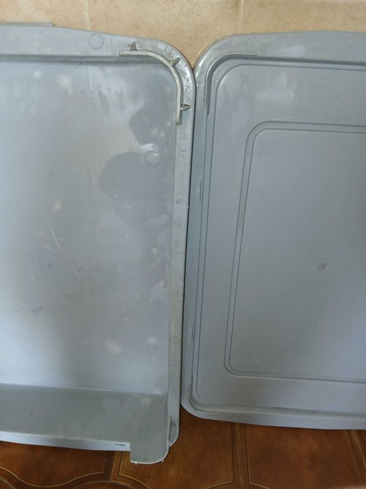 Tabuleiro para transportar bolos, pão etc. com tampa