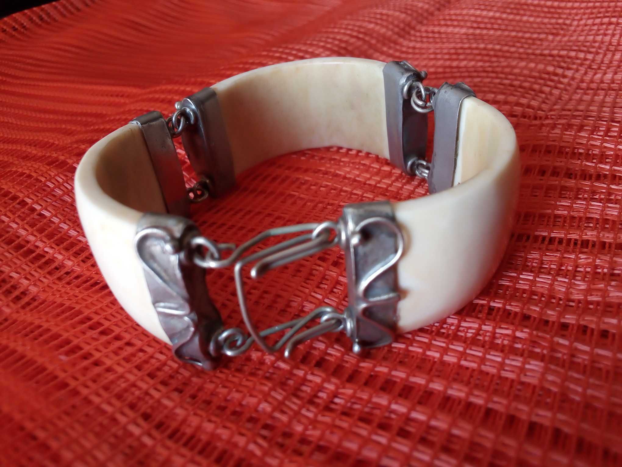 Pulseira antiga em osso e metal trabalhado