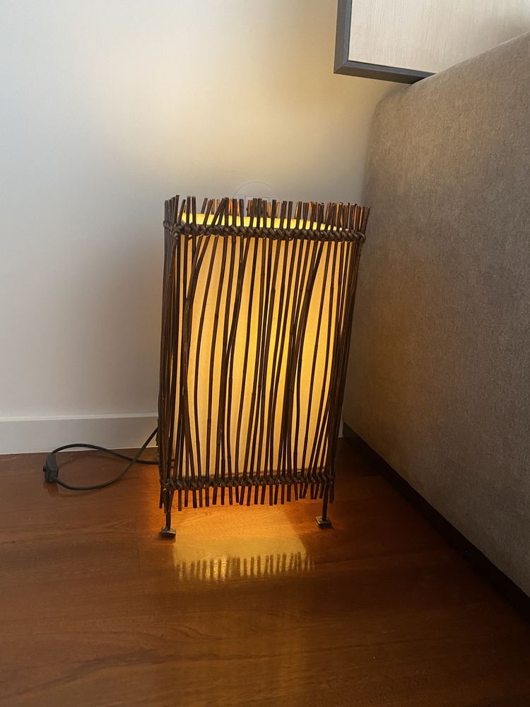 Candeeiro de mesa em canos de madeira