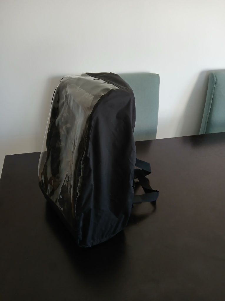 Mochila preta pequena