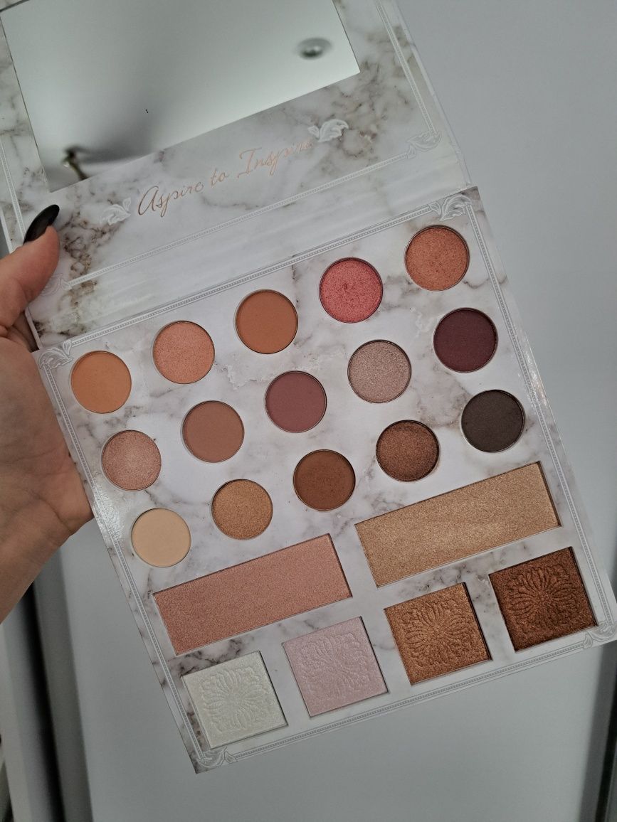 BH cosmetics Carli Bybel Deluxe Edition paleta