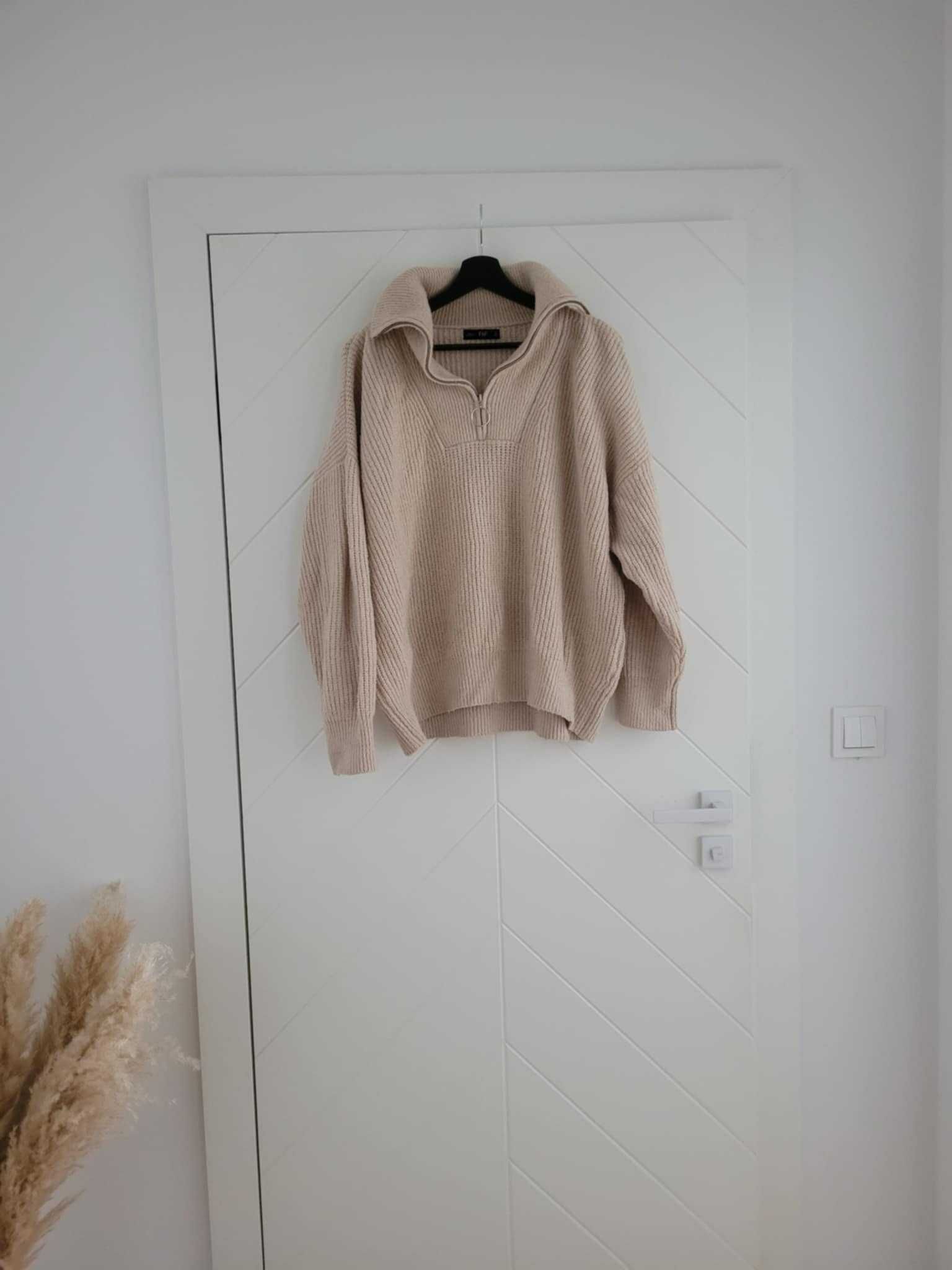 Sweter kremowy z kołnierzykiem