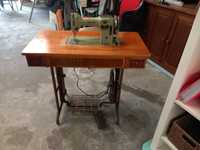 Máquina de costura elétrica com mesa e pedais