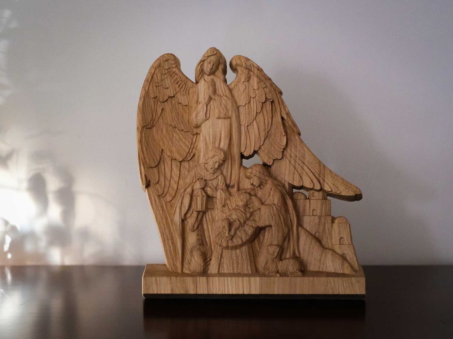 Anioł ze Św.Rodziną - płaskorzeźba z drewna dębowego