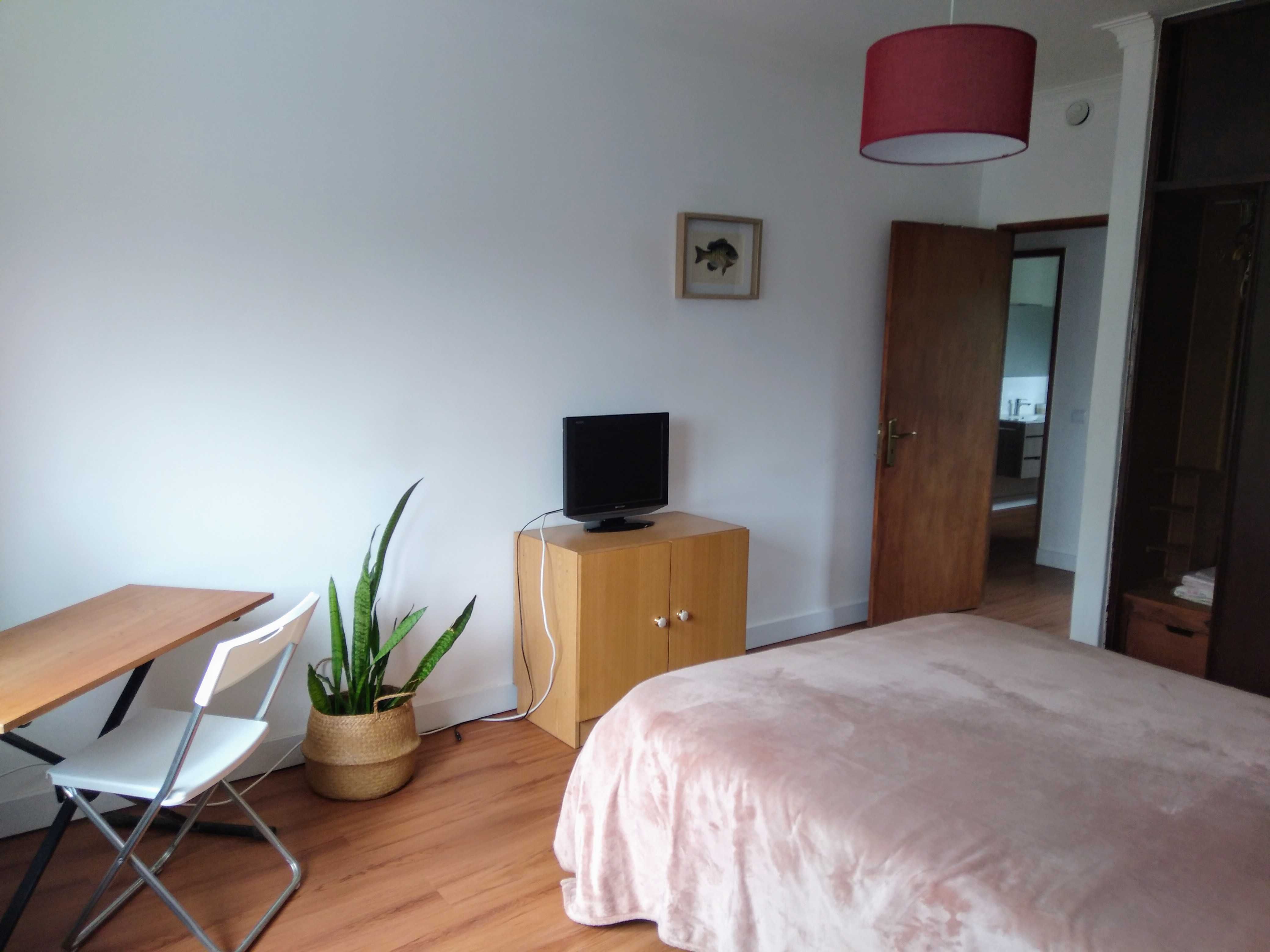 Alugo quarto  a senhora na MALVEIRA Mafra