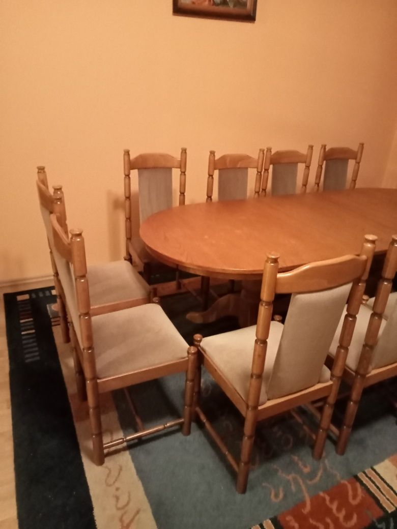 Stół na 12 osób.
