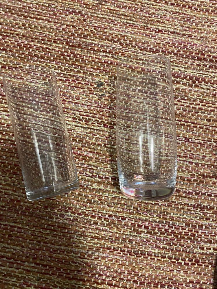 2 copos de água em vidro