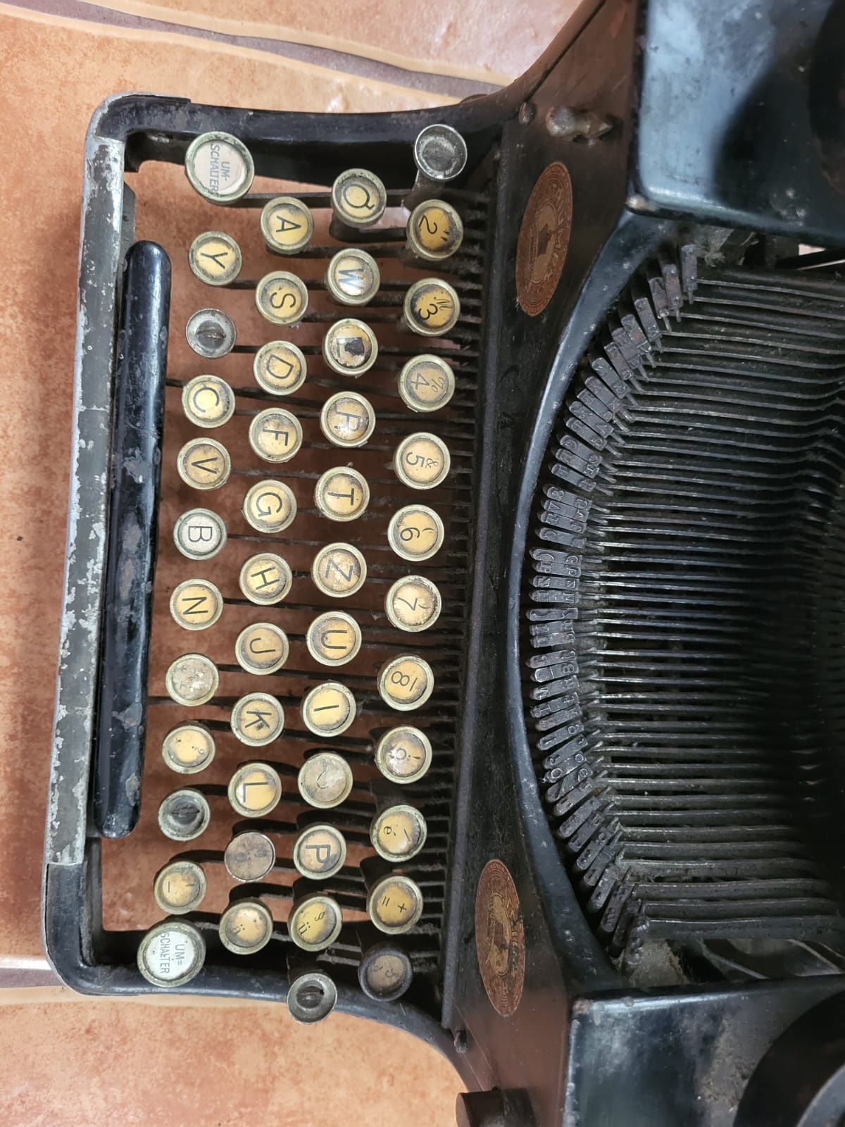 Bardzo stara , zabytkowa maszyna do pisania
