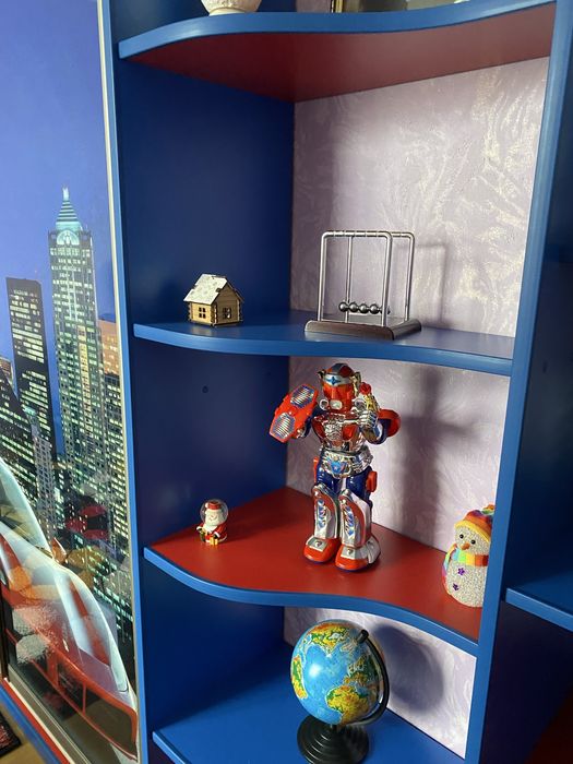 Меблі в кімнату для хлопчика:шафа купе, ліжко з матрасом, тумбочка.