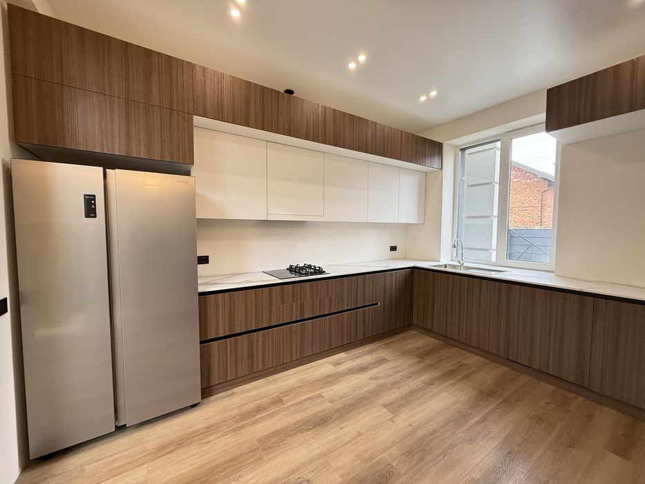 Продам сучасний будинок у передмісті. Ніхто не проживав