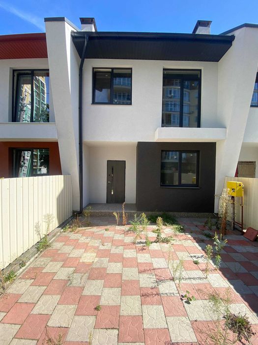 Таунхаус зі штукатуркою з мінімальними податками в центрі Ірпеня!!