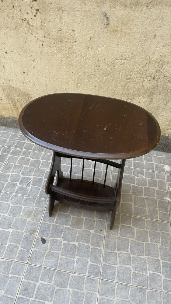 Mesa antiga para jornais e Revistas