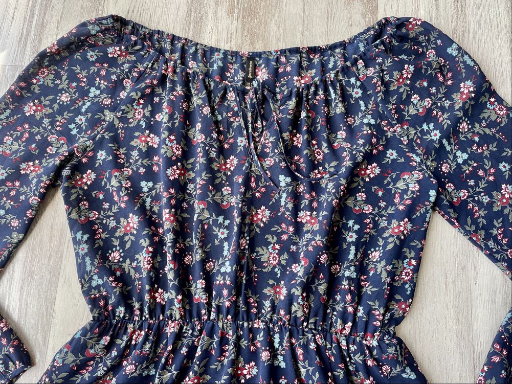 Vestido azul marinho com flores (Stradivarius, tamanho L)