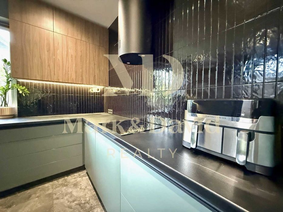 Унікальний будинок з бункером у Віта-Поштова