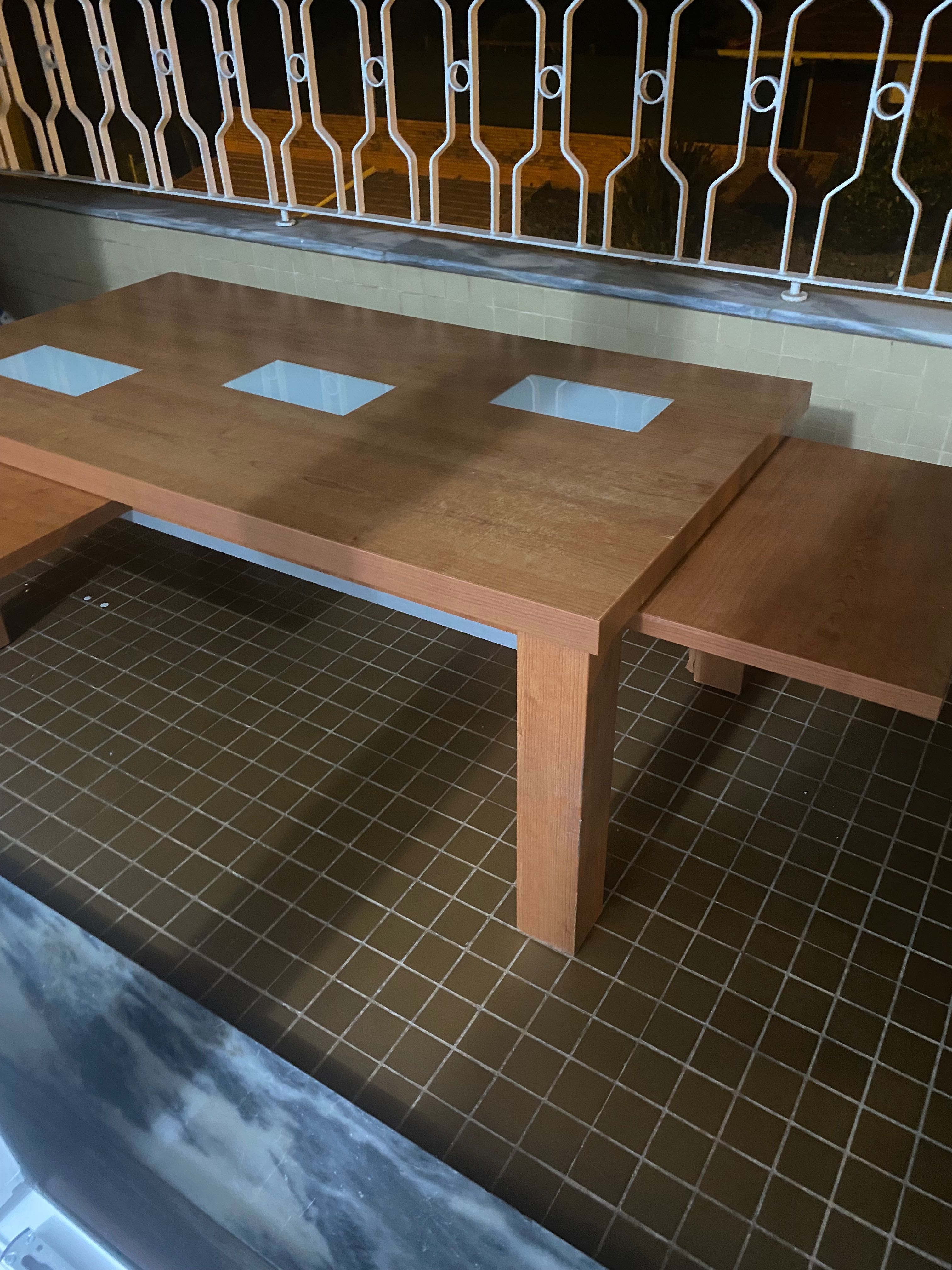 Mesa de centro com prateleiras extensíveis