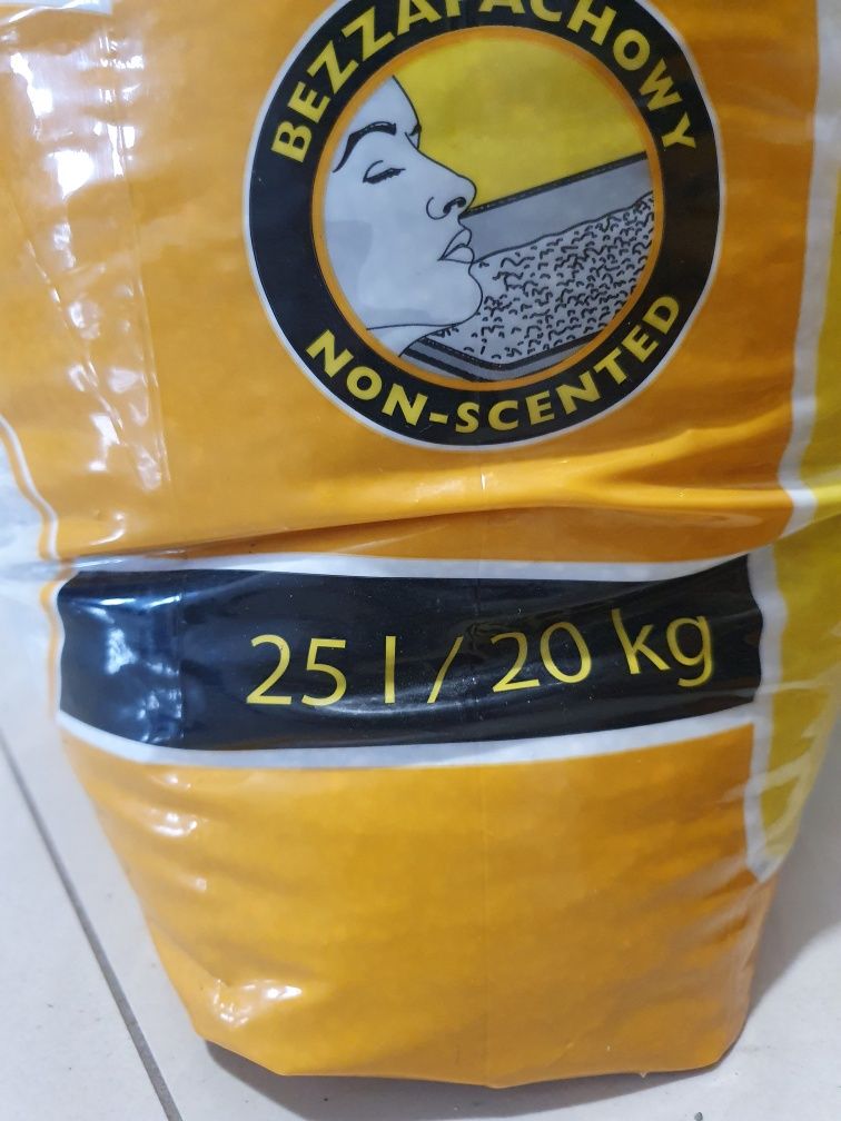 Żwirek dla kota Super Benek naturalny zbrylający 25l/20kg + 13l/10kg