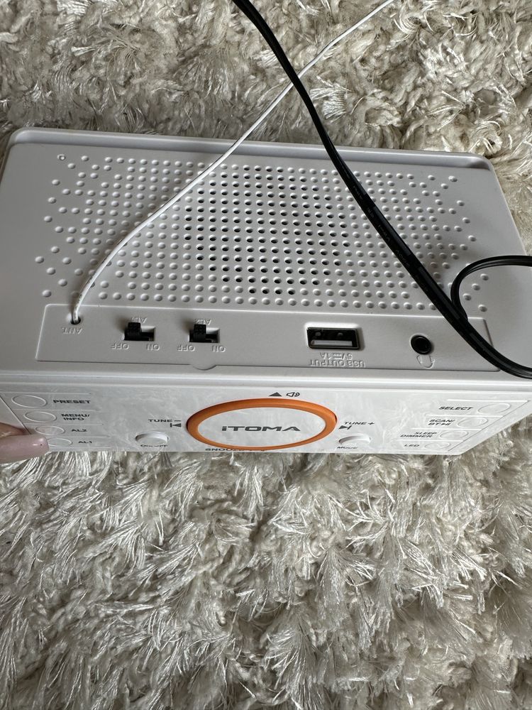 iTOMA Budzik Radio DAB i FM z 40 zaprogramowanymi stacjami, ładowarka