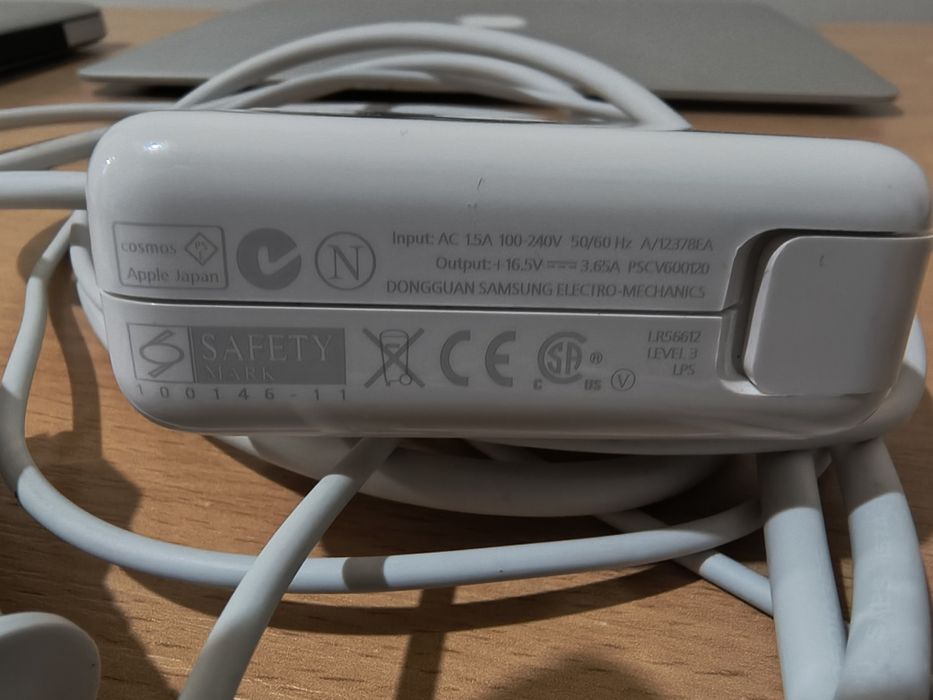 Зарядное устройство на MacBook