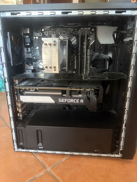 Peças para PC + 2 Monitores + Teclado Higround e Rato Logitec Pro