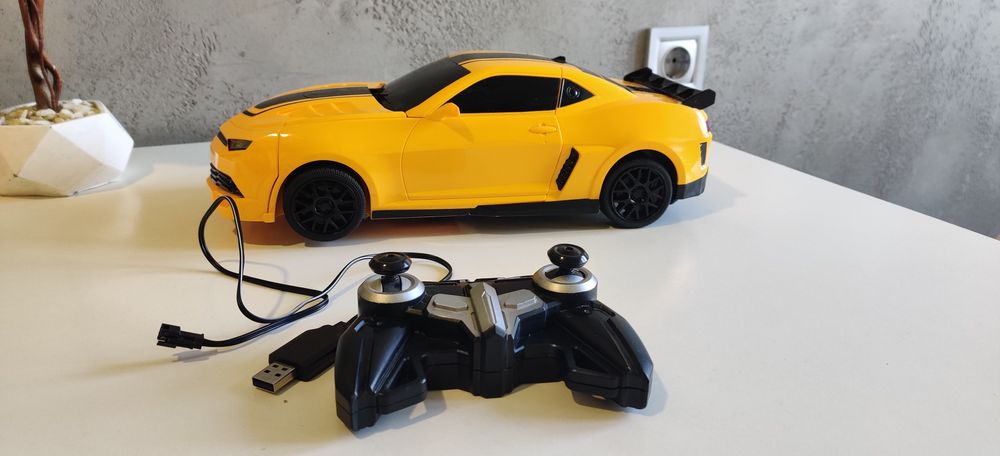 Машинка- робот бамбилбі на керуванні