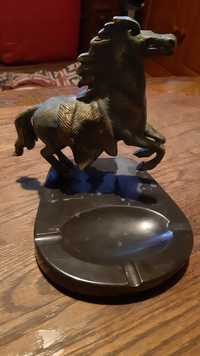 Cinzeiro antigo  com cavalo em bronze