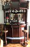 Móvel bar com 2 bancos