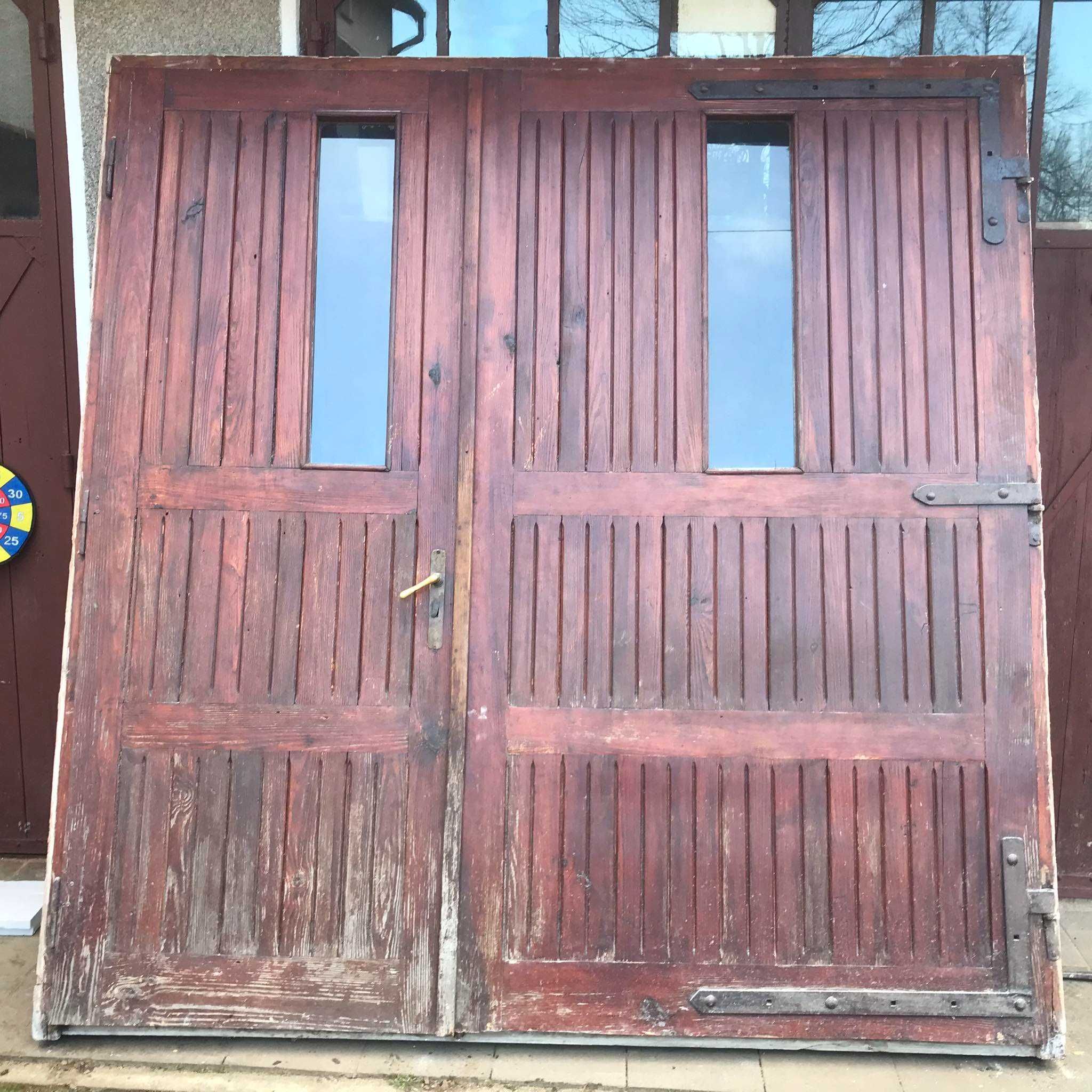 ZDEMONTOWANE drzwi zewnetrzne drewniane garazowe uzywane 231 x 237
