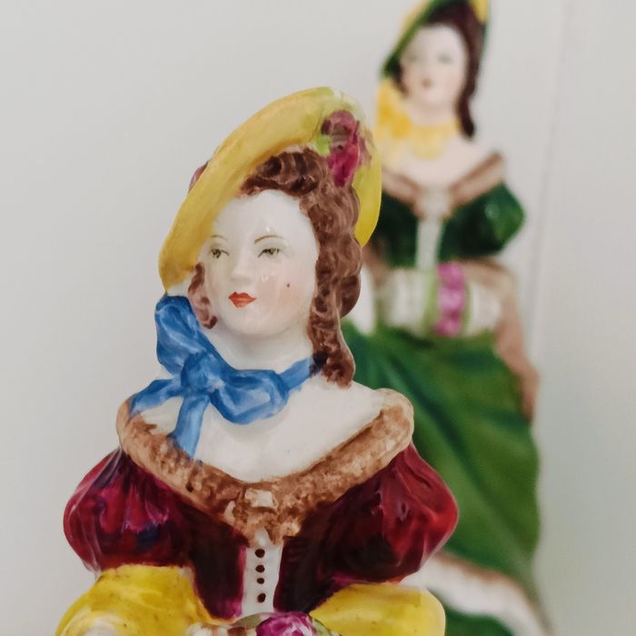 DAMA**figurka w czerwonym stroju porcelana COALPORT 1945+