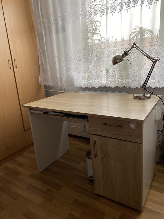 Biurko w kolorze jasnego jesionu z wysuwaną półką, szufladą i szafką
