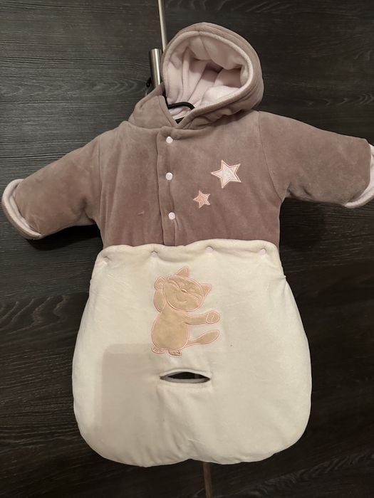 Ciepły kombinezon z otwofen na pasy do fotelika