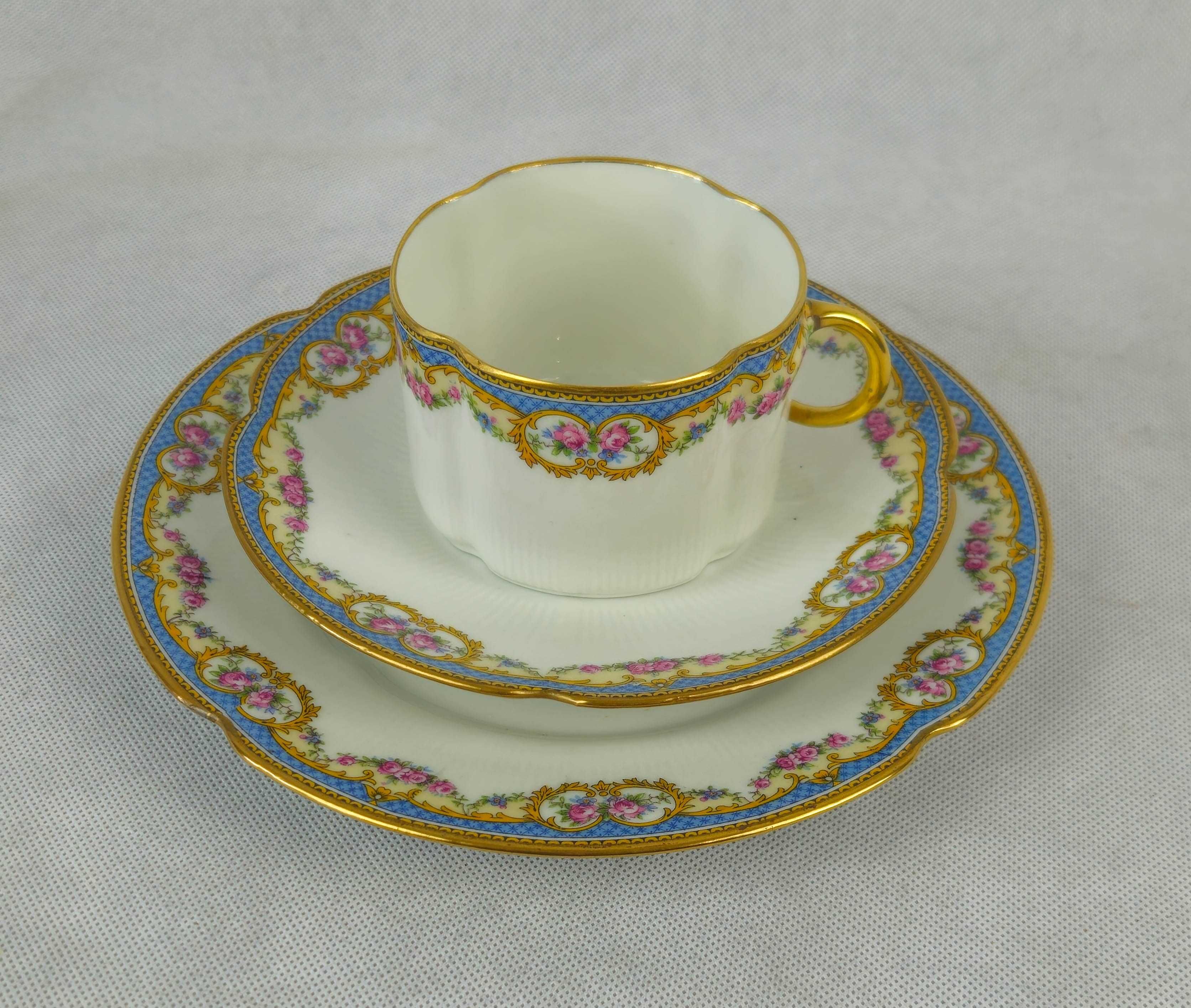 Piękna filiżanka z białej porcelany sygnatura LIMOGES