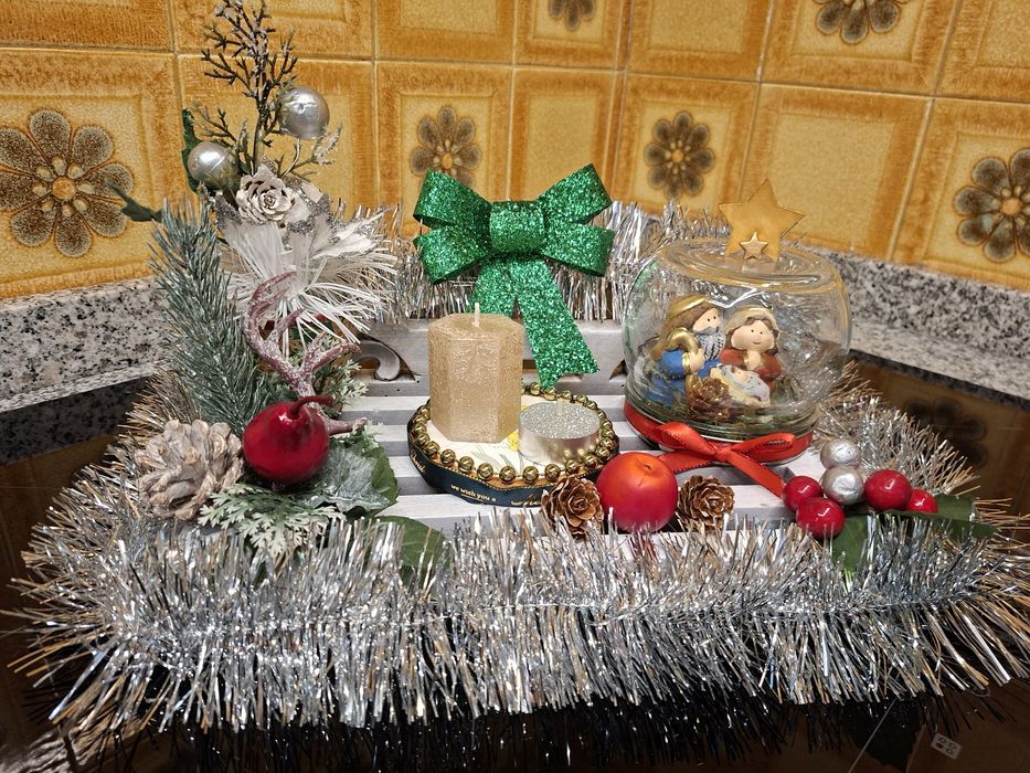 Arranjo com vela de Natal e presépio