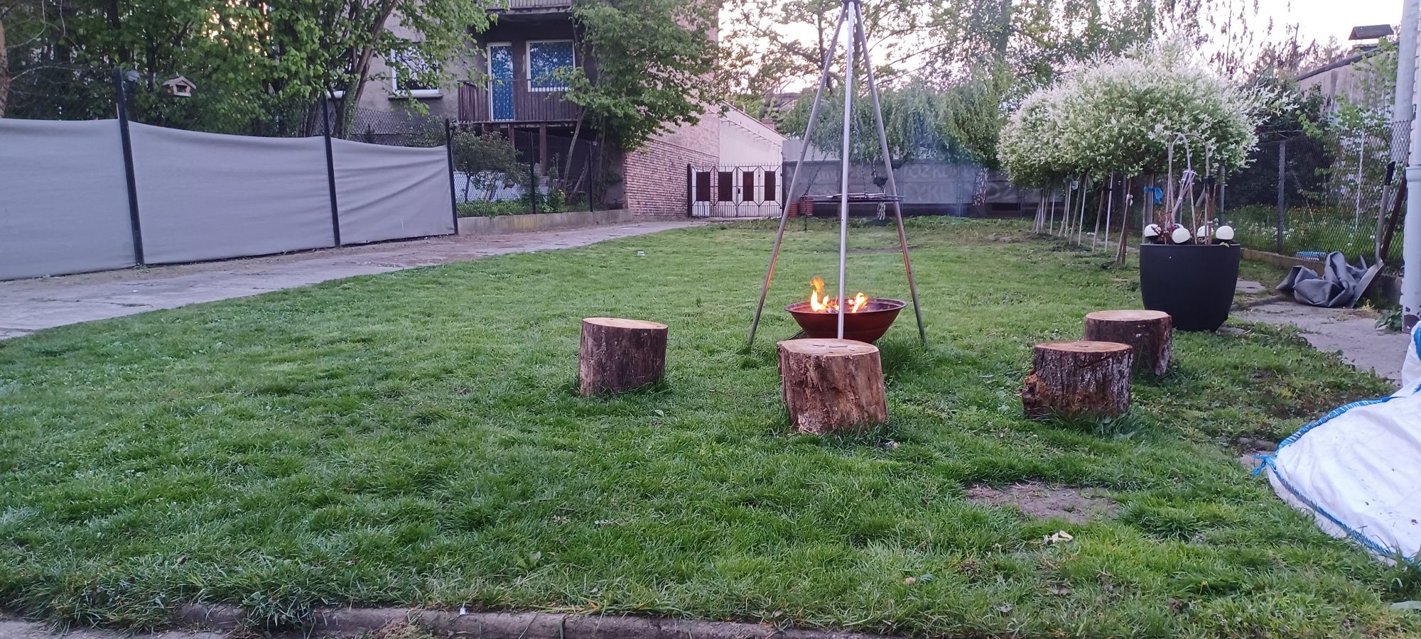 Dom piętrowy z dużym ogrodem w centrum.