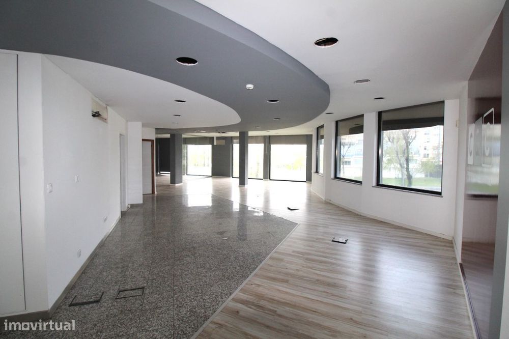 Loja Junto à Circunvalação