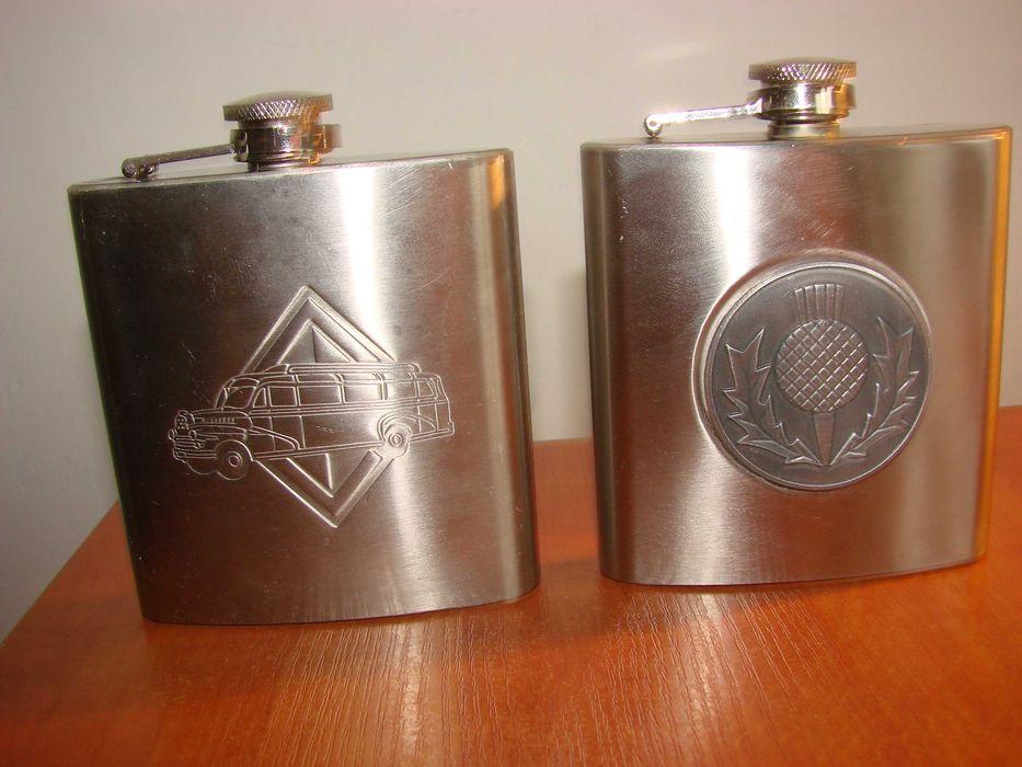 stalowa piersiówka z autobusem