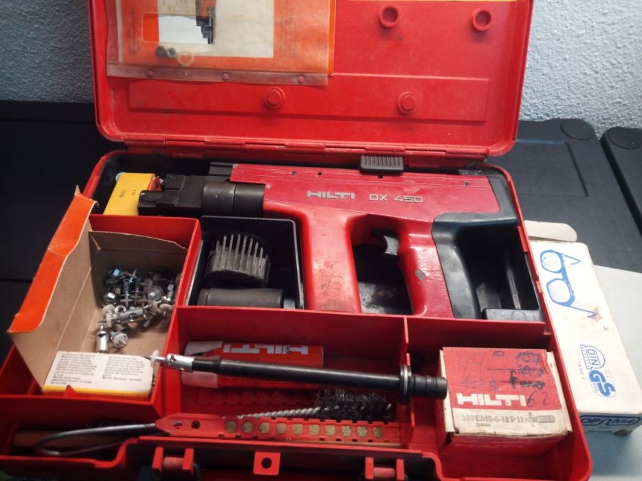 Pistola HILTI para cravar pernes e outros acessórios de instalação