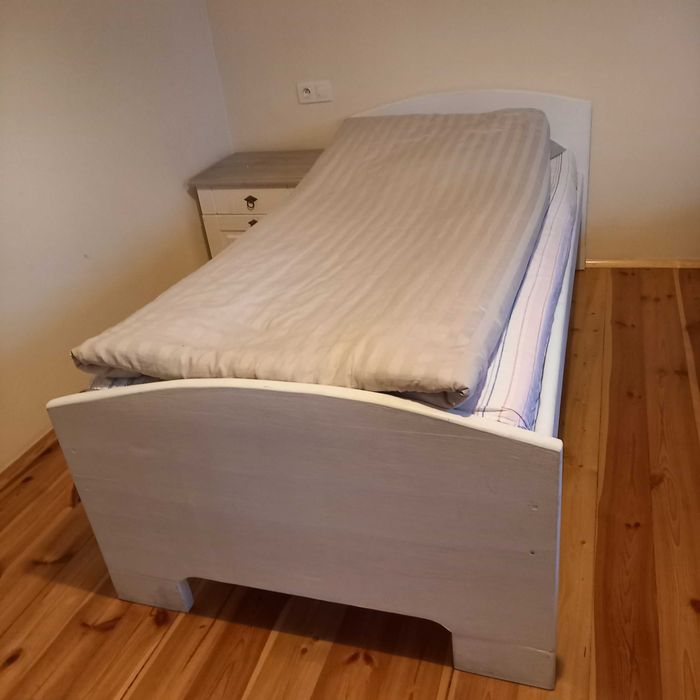 wygodne dębowe łóżko bielone     2 sztuki