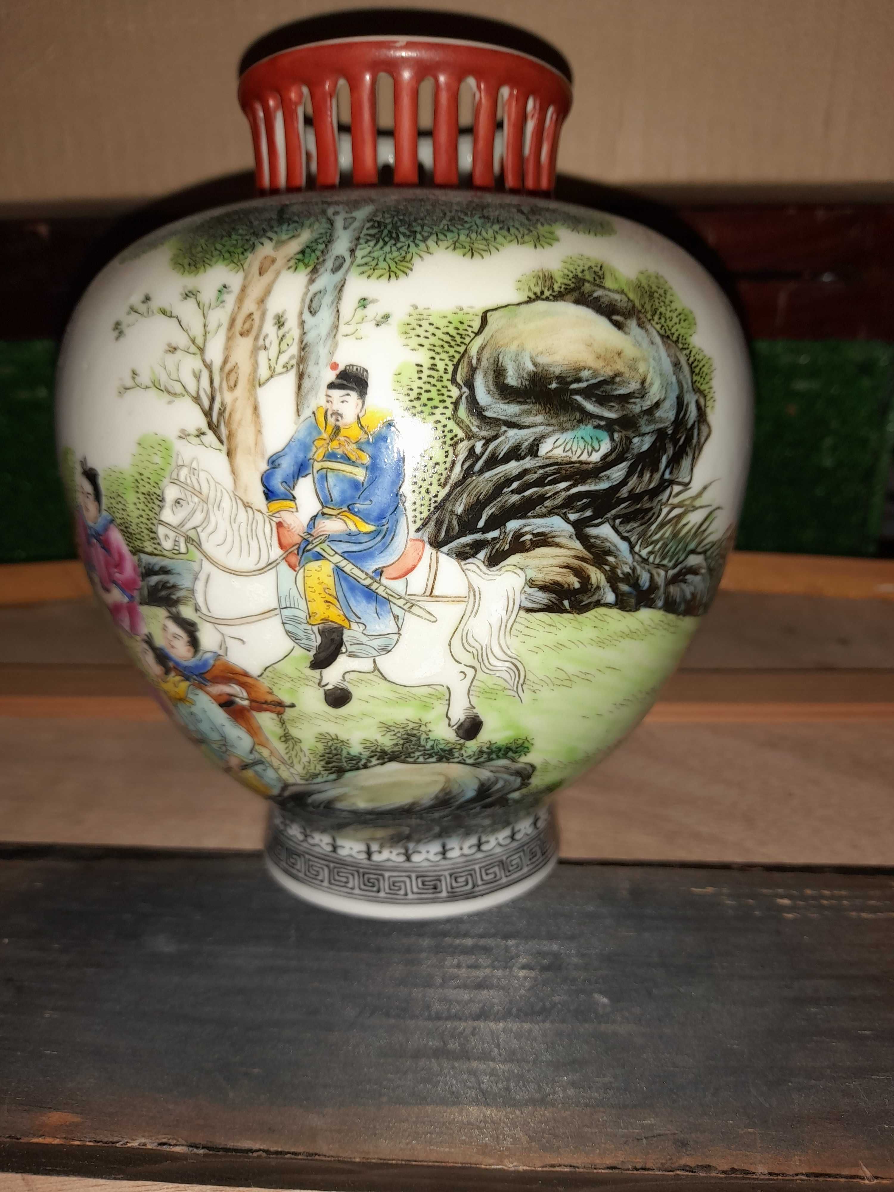 Jarra em porcelana japonesa com base em madeira séc. xx