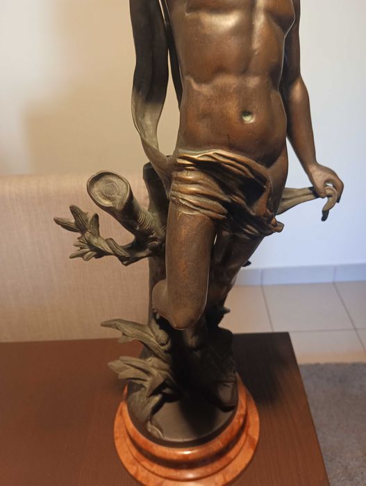 Estatueta de Apolo, com 62cm de altura e 13kg de peso