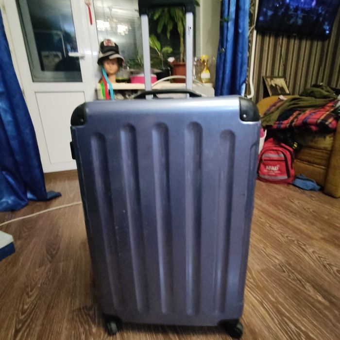Чемодан большой, пластик