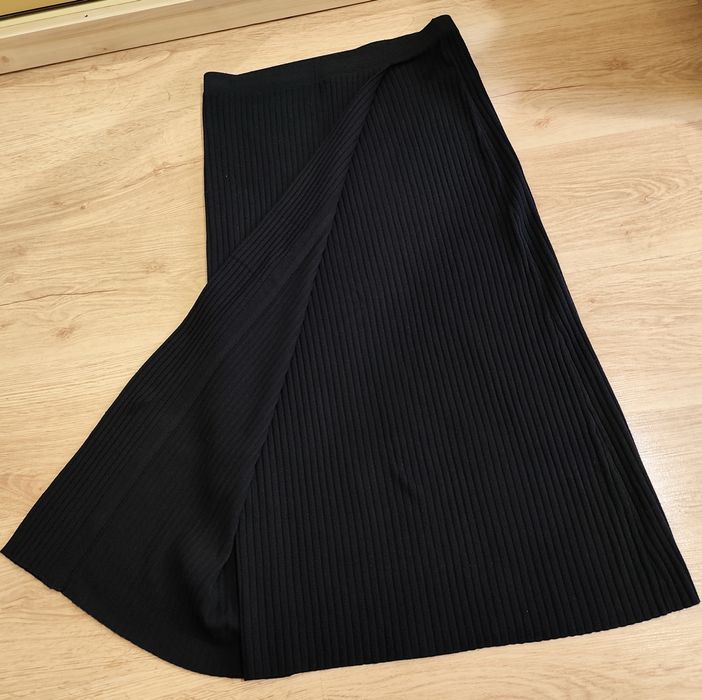 Спідниця трикотажна в рубчик.