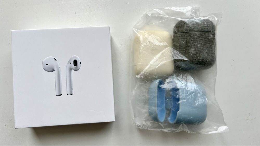 Зарядний кейс навушників AirPods 2 (оригінал) i три чохла