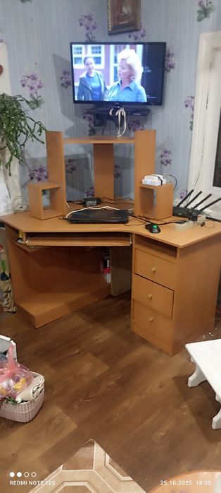 Комп'ютерний стіл