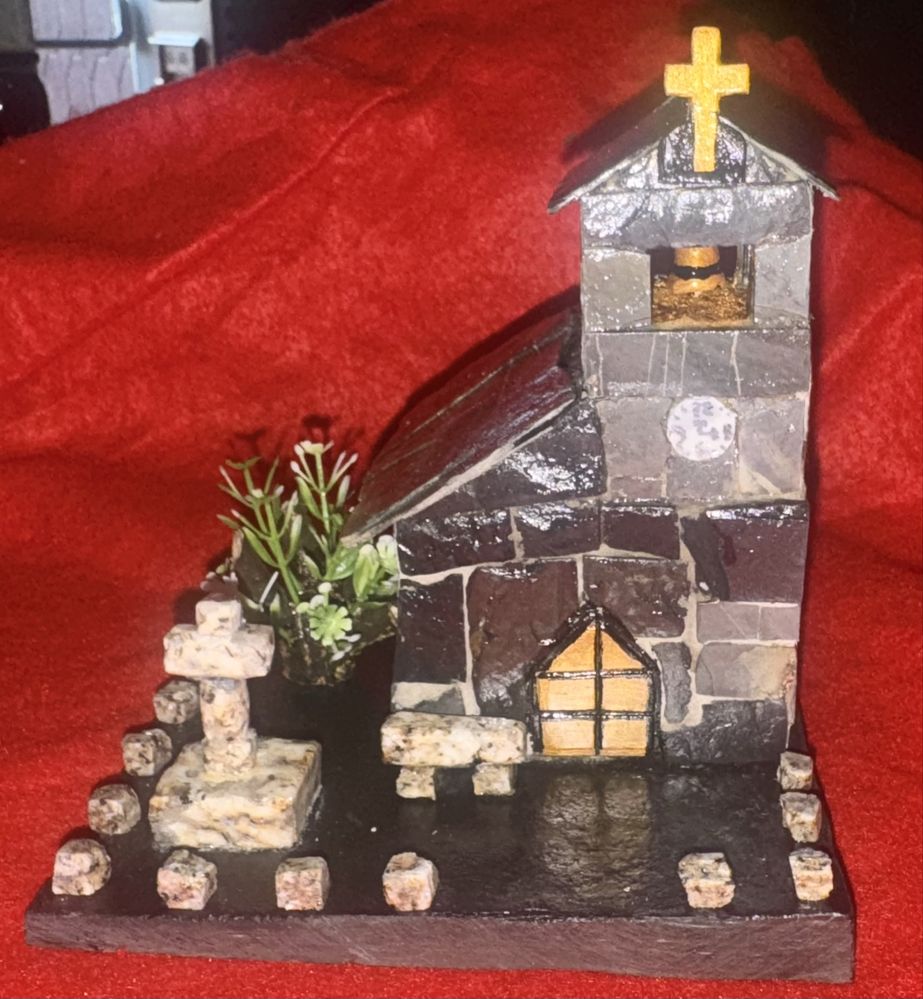 Igreja miniatura com varios tipos de pedra