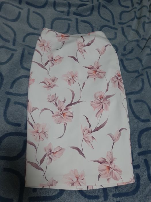 Спідниця xs-s біла з рожевим принтом