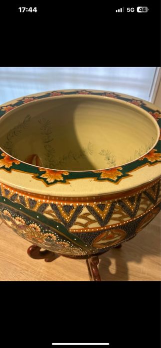 Caspon de porcelana com pianha de madeira